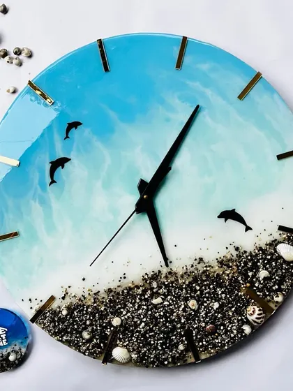 An ocean-themed clock with a matching fridge magnet, a perfect set for any beach lover.