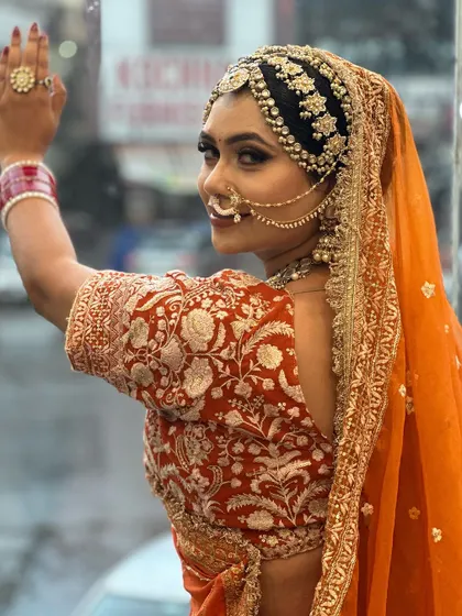 A side profile of our beautiful Marwadi bride. You can see the intricate details of her headpiece, the traditional nath, and the soft glam makeup that enhances her features while respecting tradition.