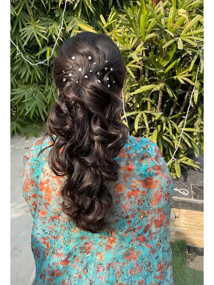The final look of this textured ponytail, with pearls scattered like stardust. It’s an enchanting style for any special occasion.
