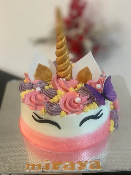 Unicorn cakes are pure magic, and I enjoy making each one unique. This bento cake features a golden horn, delicate ears, and a mane of pink and purple buttercream rosettes, finished with a touch of sparkle and an edible butterfly.