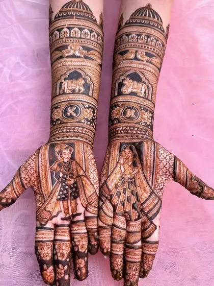 A regal design with portraits of a royal couple on the palms, and motifs of cows in a jharokha on the arms, personalized with the initial 'K'.