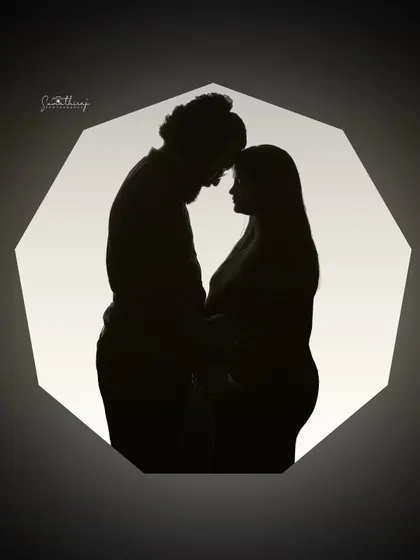 A powerful silhouette of a couple against a geometric shape of light. This modern and artistic approach to backlighting creates a unique and memorable portrait.