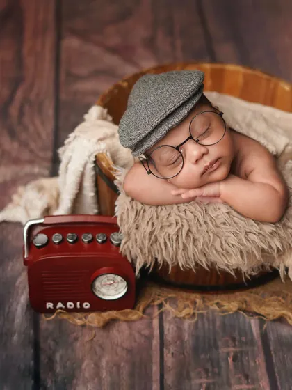 A tiny old soul, complete with a newsboy cap, round glasses, and a vintage radio. This theme is full of character and charm.