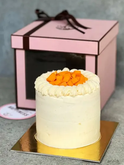A burst of freshness for the summer. Our mango buttercream mini cake is a seasonal favourite, featuring a light cake with creamy frosting and topped with fresh mango pieces.
