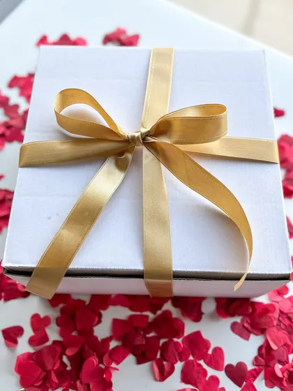 My Valentine's Day bento cake collection is all about spreading the love. This set includes heart-shaped and round mini cakes with messages like "be mine," "ily," and "xoxo," all beautifully packaged and ready for gifting.