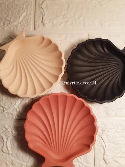 Our mini shell dishes are perfect for Christmas gifts. Here they are in three versatile colors: nude, black, and terracotta.