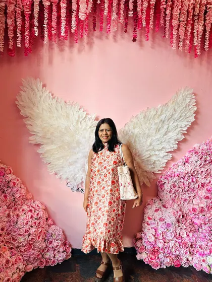 Feeling the spring vibes in Prague in this floral dress I designed. It’s a perfect, cheerful outfit for a day of shopping and sightseeing.