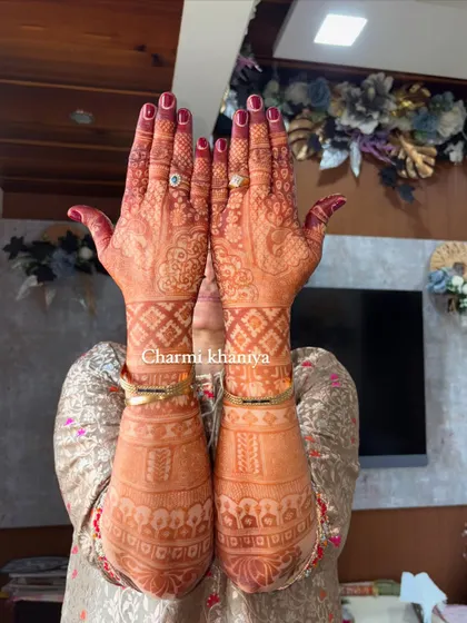 The rich, dark stain of this traditional back of hand mehendi. It looks so beautiful and regal!