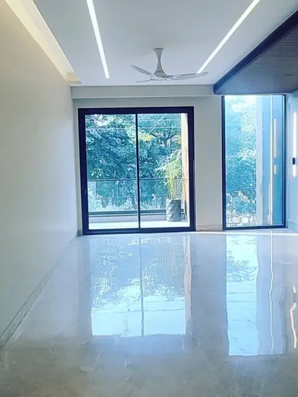 The space is now a clean slate, with polished floors and completed ceiling light strips. This is the final stage before furniture installation, where the architectural quality of the interior truly shines.