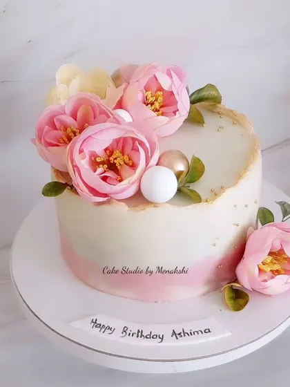 I love the simplicity and vibrancy of this no-fondant floral cake. The soft pink ombre buttercream is the perfect backdrop for the beautiful pink peonies.