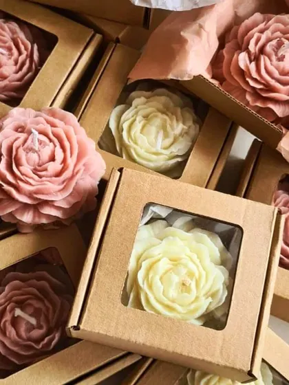 A mix of pink and white peony candles in kraft window boxes. This gives a rustic yet beautiful look to the favors.