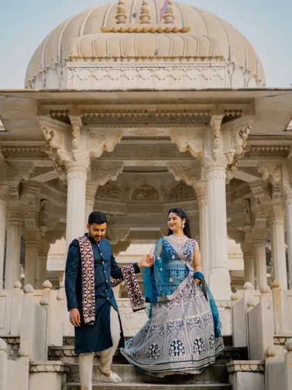 A classic romantic pose on the steps of a royal cenotaph. The leading lines of the steps and the couple's connected hands guide the eye, creating a beautifully composed pre-wedding picture.