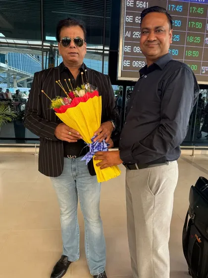 A warm welcome at Patna by the treasurer of the Sports Karate Association of Bihar.