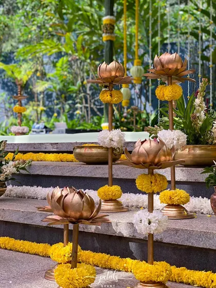 A duplicate image of the elegant and traditional lotus lamps.