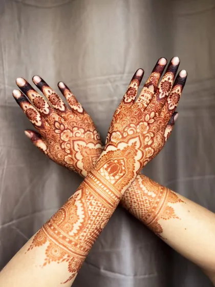 This bridal design features a beautiful blend of traditional Indian patterns with negative space, creating a balanced and elegant look up to the elbows.