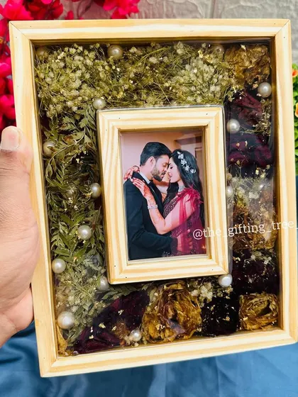 This frame is made from lighter pinewood, giving it a more rustic and natural feel. It's an 8x10 inch deep casting frame, perfect for preserving bulkier bouquets.