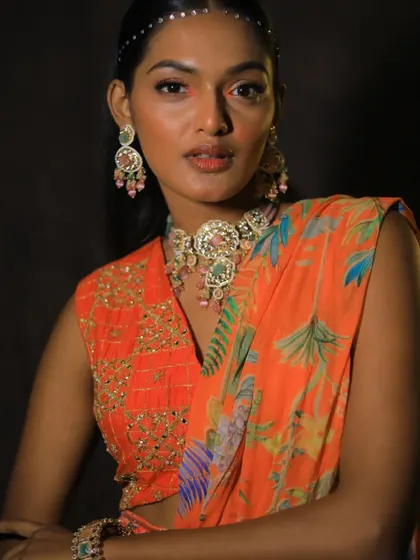 This photo highlights how a statement choker can elevate an entire outfit. The model looks stunning in this custom-colored Polki jewellery.