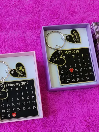 Another style of my calendar keychains, this time in black with gold engraving. It comes in a gift box, ready for any special occasion.