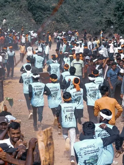 The crowd and participants running together during the 'Hattihabba' festival. This photo conveys the sense of shared excitement and energy that defines this unique cultural celebration.