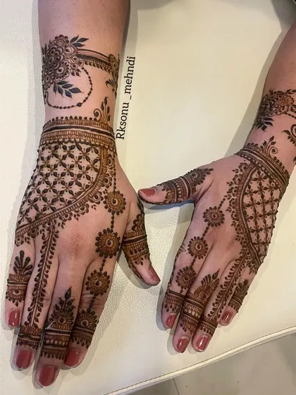 This elegant design is all about "less is more." Featuring delicate floral jewelry patterns and intricate net designs, it's a favorite among bridesmaids and guests who want a sophisticated look.