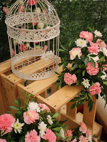 Even the smallest details receive our full attention. These fresh flowers and decorative birdcage were part of a beautiful setup for an intimate lockdown wedding, adding a personal touch.