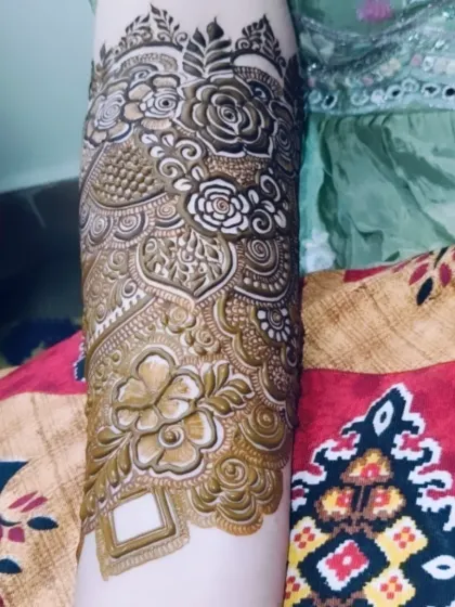 A close-up of the arm band for bride Tabassum. The detail in the roses and the surrounding patterns is what I love to focus on.