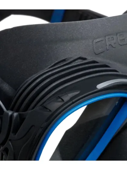 The side profile of the Cressi Quantum mask highlights the innovative ribbed design around the nose. This feature helps to reduce pressure and makes equalizing easier.