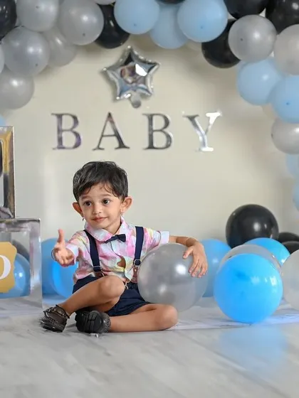 Celebrating the big TWO! This birthday setup features a balloon arch and letter blocks spelling out 'TWO'. It's a fun and festive way to capture your toddler's personality as they celebrate their second birthday.