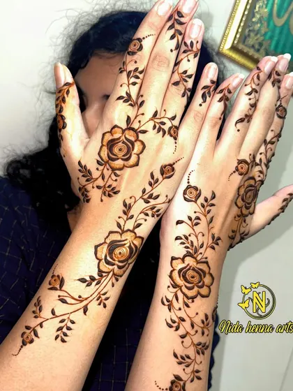 A lovely pose from my client Khushi, showing off her simple and elegant rose vine mehandi. It’s a design that looks beautiful from every angle.