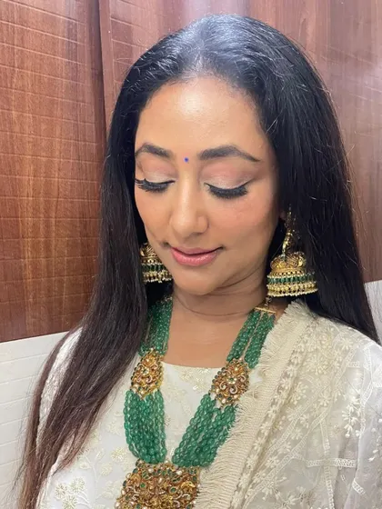 This look reminds me of pearls. I created a soft base with shimmery eyes to complement the gorgeous traditional jewelry, resulting in a timeless and graceful appearance.