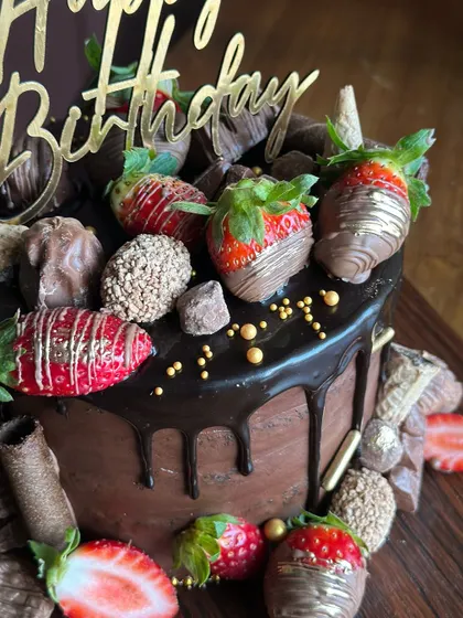 When strawberries are in season, our kitchen is filled with berry goodness. We create everything from rich chocolate strawberry drip cakes to light and fresh naked cakes.