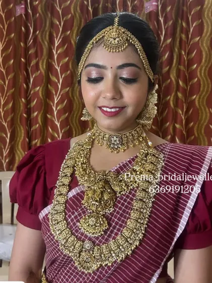 This bride is wearing a full head-to-toe temple jewellery set, including a matha patti for a grand bridal look.