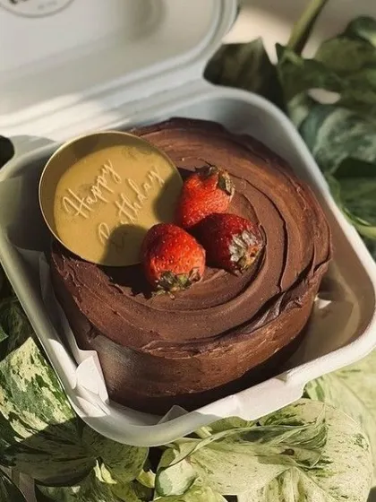 A classic combination that never disappoints. This rich chocolate bento cake is topped with fresh strawberries and a custom "Happy Birthday" chocolate plaque, perfect for an elegant and delicious celebration in Bangalore.