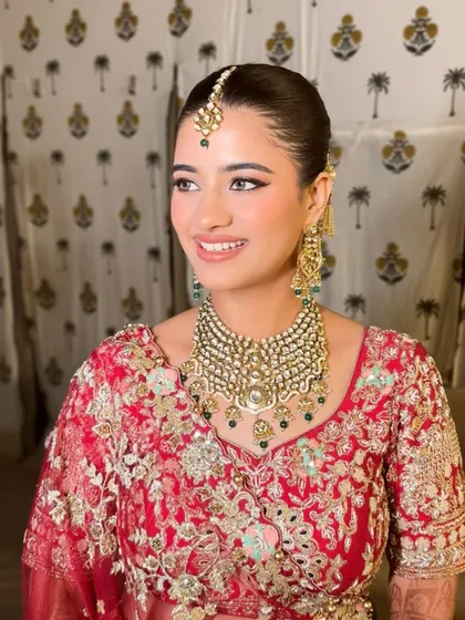 When the bride asks to "keep it glam and glowy," that's what we do. This look features a luminous base, defined eyes, and a beautiful smile.