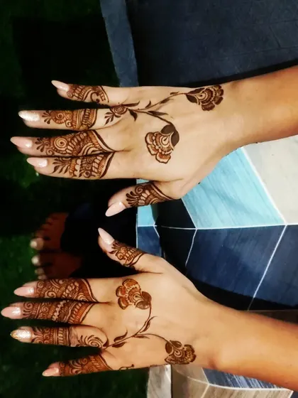 Another view of the minimalist floral vine design. It's a perfect example of how less can be more with henna.