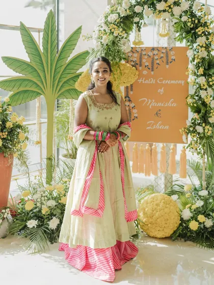 For her Haldi, Manisha wore a custom-made lehenga with rani pink Laheriya, a Rajasthani tie-dye technique she fell in love with during her travels.
