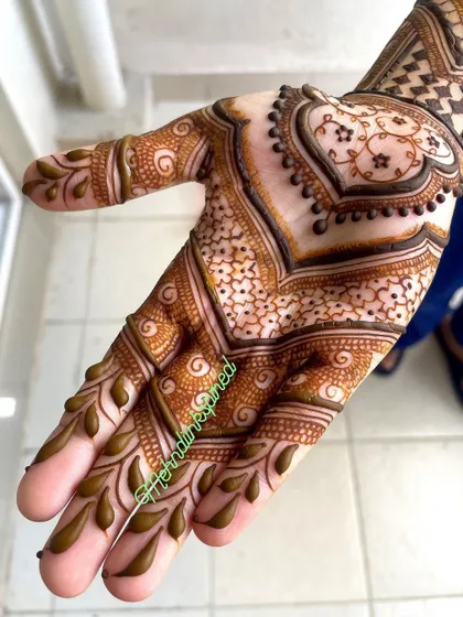 A lovely heart-shaped design perfect for a bridesmaid or party guest. The pattern is focused on the palm, with simple, elegant leaf motifs adorning the fingers.