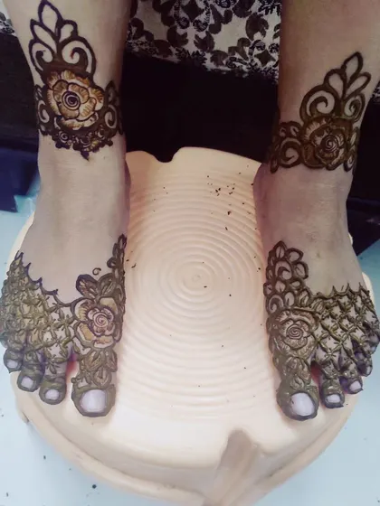 This design combines two styles: a delicate floral pattern on the top of the foot and a rose-themed anklet design. The combination is unique and very pretty.