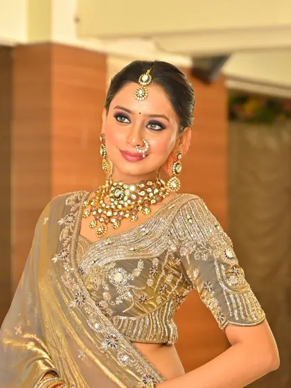 Another portrait of this elegant look. It’s perfect for a bride who wants to look timeless and sophisticated.