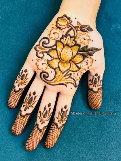 A beautiful Arabic-style floral design on the palm. The shading on the lotus flower makes it the centerpiece of the design.