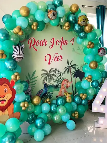 A jungle-themed birthday decoration designed specifically for a living room. The circular backdrop and balloon ring fit perfectly to create a festive corner.