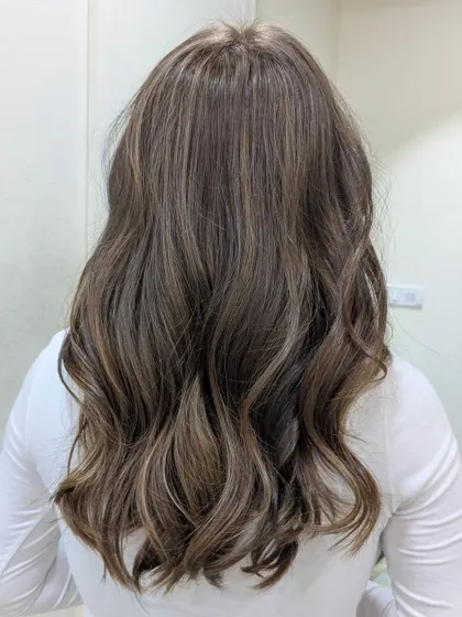 Another angle of the post-Holi hair transformation, showing how the new highlights and waves look from a different perspective. The color is seamless and the hair looks nourished.
