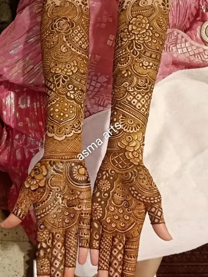 The shading in this design gives the floral elements a beautiful, three-dimensional feel. The patterns are dense but clear, showing the precision of the application.