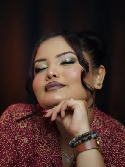 With eyes closed, you can fully appreciate the blended eyeshadow and the radiant highlighter. This is a perfect example of a soft glam look suitable for any evening event.