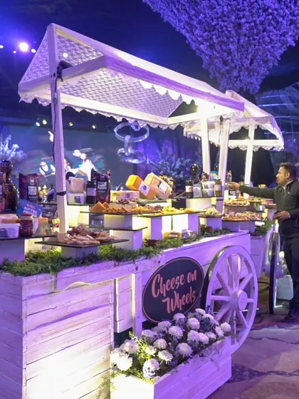 Our "Cheese on Wheels" cart, a charming and interactive way to present a wide selection of artisanal cheeses. This mobile station can be moved throughout the event, delighting guests wherever it goes.