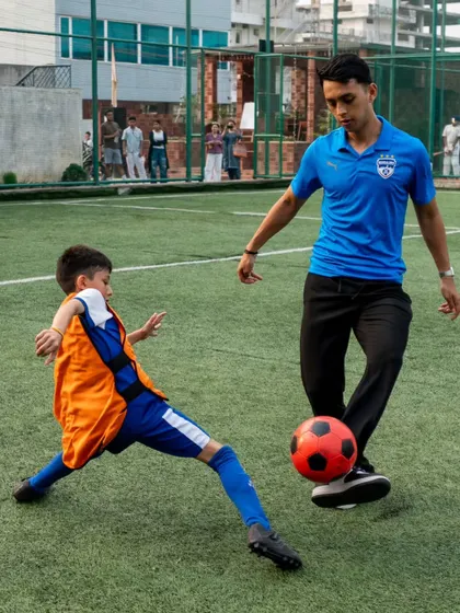 Rohit Danu shows off his skills, much to the delight of the young players at our partner program in Dehradun.