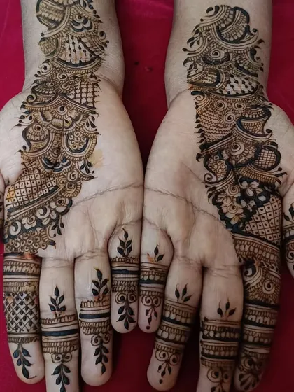 A beautiful Arabic-style design that creates a 'V' shape on the back of the hands. The finger details are kept simple and leafy.