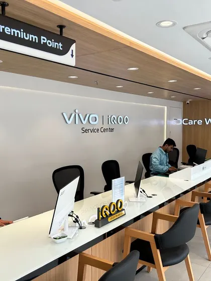 The premium service point at the VIVO service center, designed to be approachable and professional. The layout ensures that staff can attend to customers efficiently.