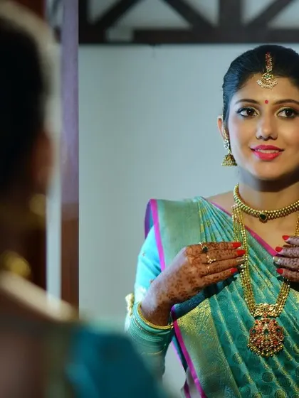 A beautiful getting-ready shot. This bride's makeup for her shastra ceremony is soft and elegant, with a focus on enhancing her natural features.