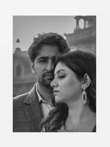 A dramatic black and white pre-wedding portrait in Jaipur.